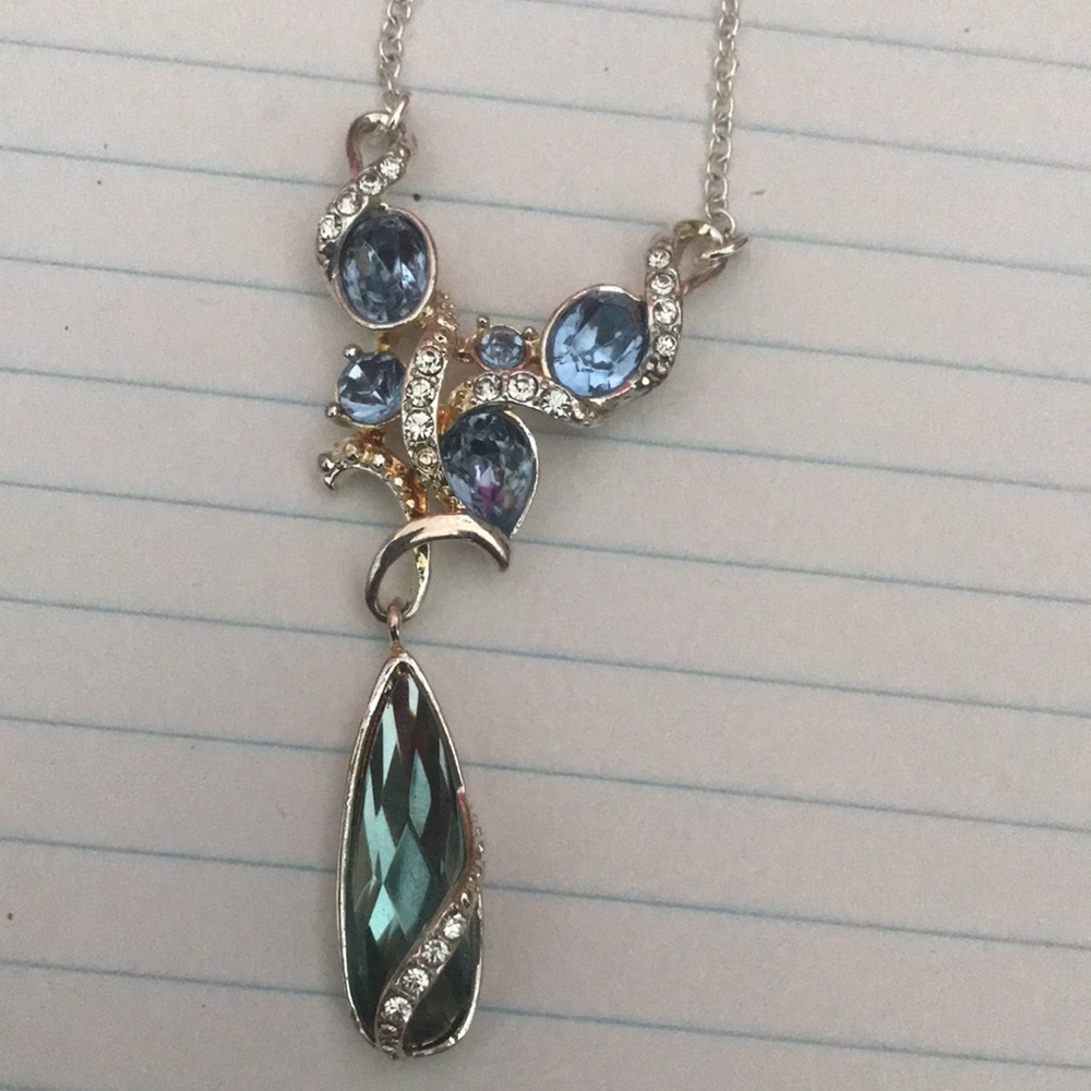 Beautiful costume jewelry necklace with gems. With box (damaged box)